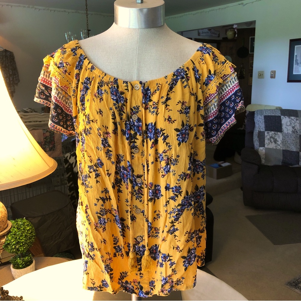 No Boundaries Floral Yellow Junior’s T-Shirt with Decorative Tassel Strings